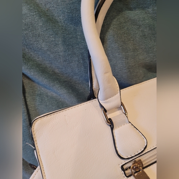 White laser cut two way shoulder bag - Picture 14 of 15